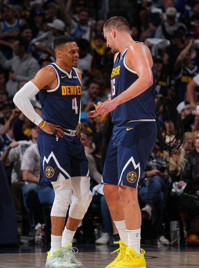 包含沙尔克客场苦战，成功逆转取得关键胜利的词条